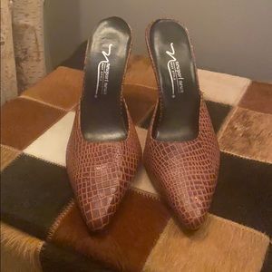 Point heel crocodile print heels